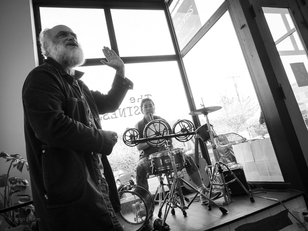 Daniel Higgs performing as Fountainsun